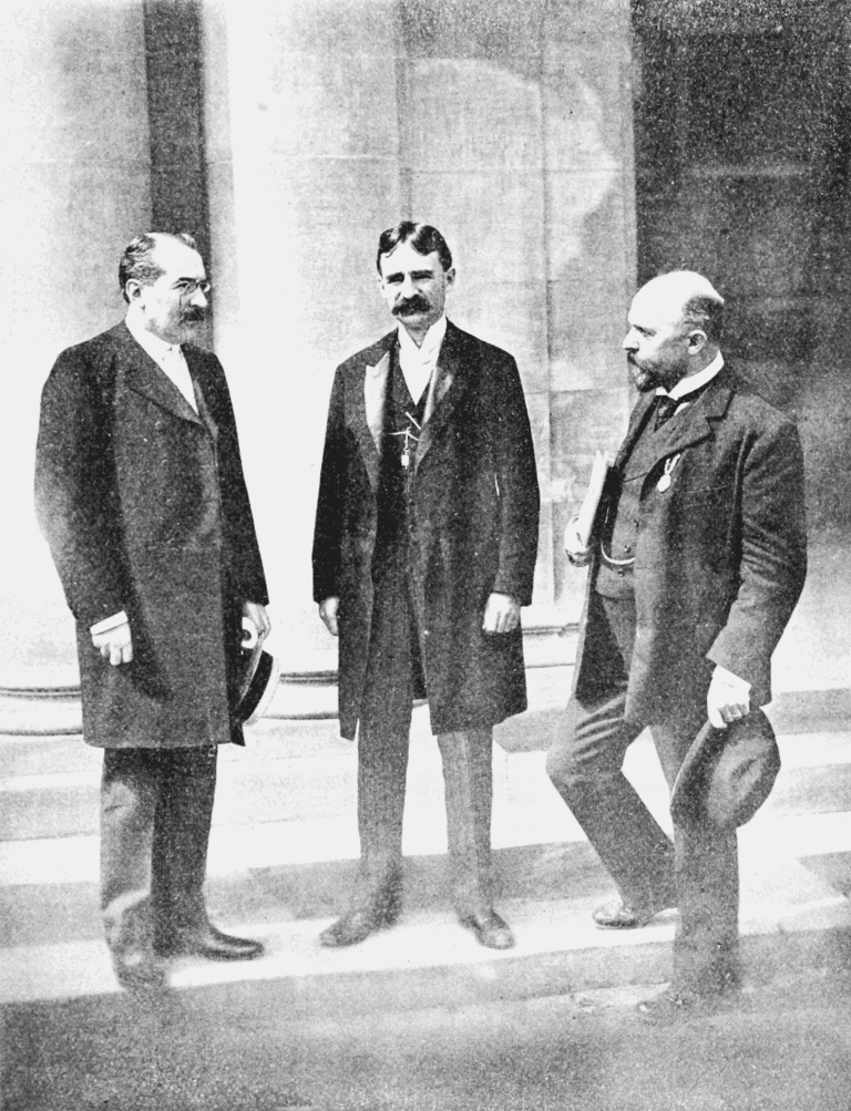 https://upload.wikimedia.org/wikipedia/commons/9/93/PSM_V66_D013_Professors_picard_moore_and_maschke_at_the_st_louis_congress.png